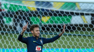 Неймар гледа към хотела на 