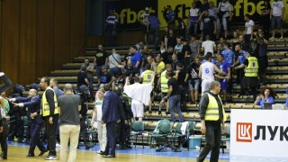 Напрежението ескалира. 