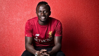 Мане подари 300 фланелки на 