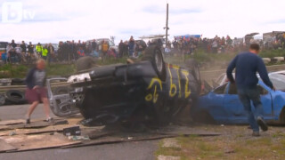 Състезание по... трошене на стари автомобили (ВИДЕО)