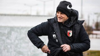 Паста за зъби и крем за ръце пратиха треньора на 