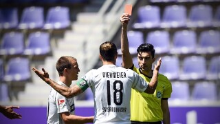 За историята! Червен картон само 4 минути след рестарта