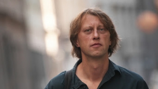 "Обичам те до лудост" от Яхим Топол: за непримиримия дух в поезията и любовта