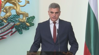 Служебният премиер гледа българските волейболистки срещу Украйна