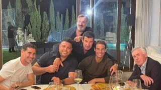 Карло Анчелоти отпразнува титлата с Роналдо и Надал