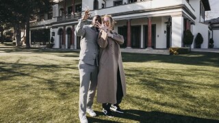 Новодомци – Адел и приятелят ѝ се снимаха пред къщата, която купиха от Силвестър Сталоун