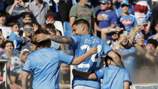 На сбогуване: Връчиха на Лоренцо Инсиние трофей с неговия размер