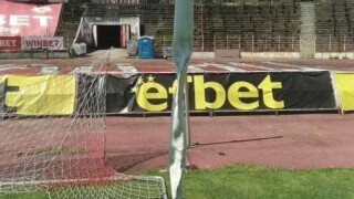 Унищожиха една от вратите на 