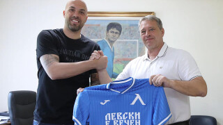 Николай Михайлов остава в 