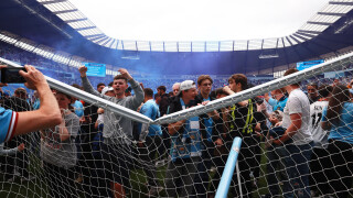 Счупена врата и момиче върху греда след триумфа на 