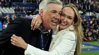 Доктор по финанси, скромна канадка и жената до най-великия треньор 