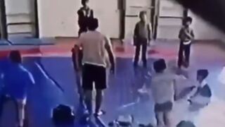 Треньор по самбо счупи врата на свой ученик (ВИДЕО)