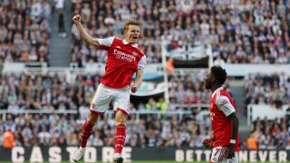 Арсенал продължава да диша във врата на Манчестър Сити