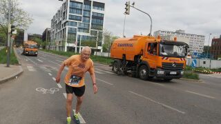 76-годишен стана герой в маратон - финишира дори след камионите за боклук
