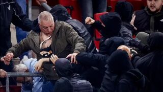 Сам срещу всички: Фен брани майки с деца след АЗ - Уест Хем (ВИДЕО)