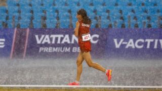 За честта на родината: Последна е в класирането, но тича сама в пороя (ВИДЕО) 