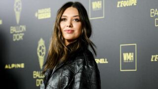 Жената на Де Бройне лъсна без сутиен на парти (СНИМКА)