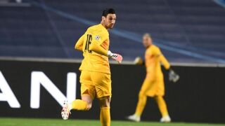 Вратар на ПСЖ се бори за живота си след падане от кон