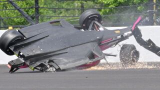 Пилот оцеля след зловеща катастрофа на Инди 500 (ВИДЕО)