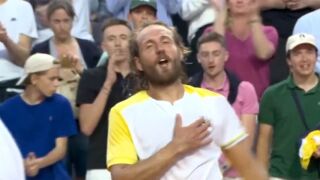 Бореше се с алкохолизъм, а сега хиляди пеят в негова чест „Марсилезата“ (ВИДЕО)