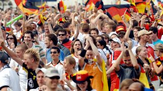 Само по чорапи: Гол отбор протестира срещу УЕФА (СНИМКИ)