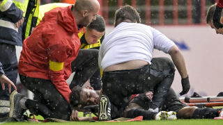 Бивш играч на Арсенал в безсъзнание на терена 