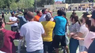 Родители се биха жестоко на детски мач (ВИДЕО)