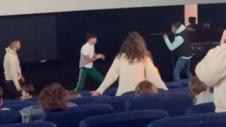 Шампион по бокс преби нахалник в кино (ВИДЕО)