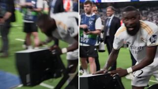 Защо, по дяволите? Рюдигер разцелува VAR монитора (ВИДЕО)