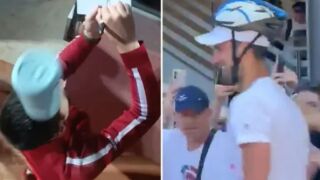 Джокович отново раздава автографи, вече с каска (ВИДЕО)