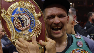 Усик остана без една от световните си титли
