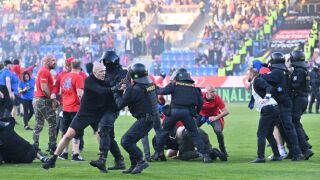 Фенове се бият, седалки хвърчат (ВИДЕО)