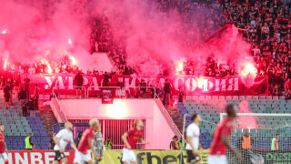 Грозни сцени: Фенове на ЦСКА нахлуха, прекъснаха баража с ЦСКА 1948 (ВИДЕО)