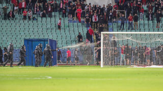 Вижте как извеждат арестуваните от Националния стадион (ВИДЕО)