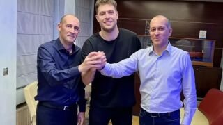 Саша Везенков наравно с президентите на Олимпиакос! (ВИДЕО)