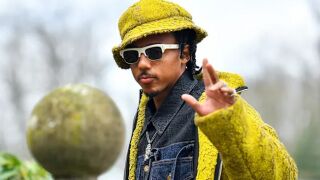 Защитникът, който чете модата толкова бързо, колкото чете играта