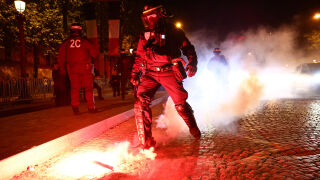 Ужас! Кола се опита да прегази фенове след ПСЖ - Арсенал (ВИДЕО)