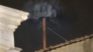 Папският дим: традицията зад избора на нов папа (СНИМКИ)