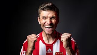 На прощаване: Томас Мюлер разсмя феновете с виц (ВИДЕО)