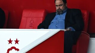 Притежава 4 милиарда, футболен клуб, буен нрав, но и стар телефон (ВИДЕО)