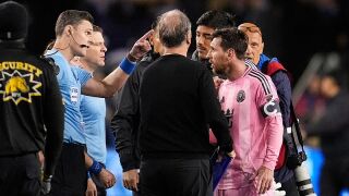 Меси скочи на бой на съдията, трябваше да бъде усмиряван (ВИДЕО)