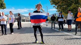 Отмениха световен рекорд на маратонец, развя руското знаме във Франция