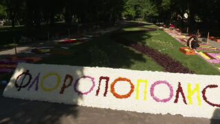 Снимка: Фестивалът „Флоропополис“: Азбука от цветя краси Пловдив по случай 24 май (ВИДЕО)