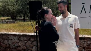 Турска актриса опасно близо до Джокович! Целуна го! 