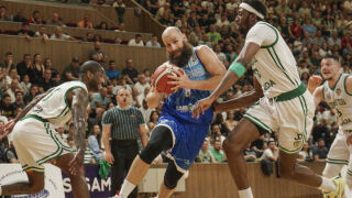 Въпреки хвърлените бутилки и нахлувания: Рилски Спортист отново е шампион