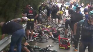 Падане с много пострадали беляза втория етап на Джирото (ВИДЕО)
