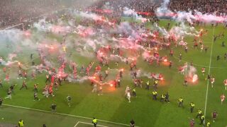 Фенска лудост прекрати дербито на Прага (ВИДЕО)