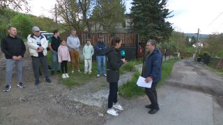 Снимка: „Само детски БТР може да мине оттук“: Жители на Владая на протест заради разбити улици