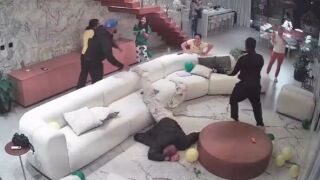 Татко Карло го викна в националния, а той припадна (ВИДЕО)