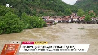 Снимка: Наводнени жилища и отнесени коли